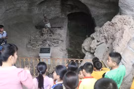 Khám phá hai hang đá vừa trở thành Di tích quốc gia đặc biệt