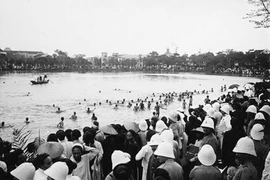 Cảnh đua vịt thú vị ở hồ Hoàn Kiếm, Hà Nội năm 1905 -1906