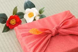 Biếu, tặng quà đắt tiền dịp lễ, Tết: Các nước xử lý ra sao?