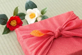 Biếu, tặng quà đắt tiền dịp lễ, Tết: Các nước xử lý ra sao?