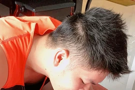 Ngắm chồng trẻ Lê Phương chăm con khéo tay hết phần chị em