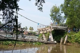 Sà lan chở 150 tấn cát đâm sập cầu ở Tiền Giang