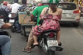 Xe máy đeo khẩu trang biển số: Đội xe ôm kỳ lạ tung hoành 