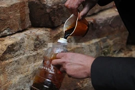 Kỳ lạ dân TQ đổ xô đi lấy "nước thánh" từ núi chảy ra