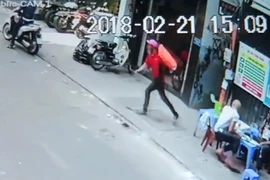 Táo tợn giật túi xách của Việt kiều ngồi trên vỉa hè phố Tây