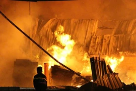 Biển lửa "bao trùm" công ty gỗ ở Bình Dương