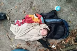 Bé gái sơ sinh chưa cắt rốn bị bỏ rơi trong túi du lịch