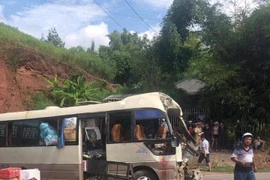 Xe tải đối đầu xe khách, hơn 10 người bị thương