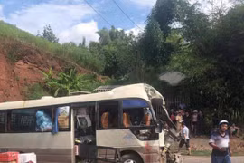 Xe tải đối đầu xe khách, hơn 10 người bị thương