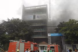 Cháy lớn ở công trình Bệnh viện Việt Pháp, hàng trăm công nhân tháo chạy