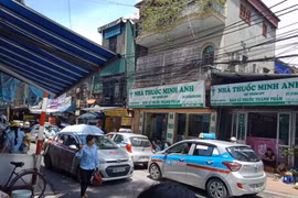 Taxi "bủa vây" cổng Bệnh viện Nhi TW, người bệnh kêu trời