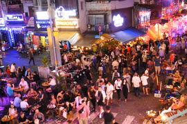 TP HCM: Nhộn nhịp trước thời khắc giao thừa 2025 ở phố Tây Bùi Viện