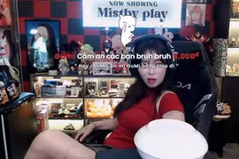 MisThy kéo váy lộ dấu vết trên da khiến fan xót xa