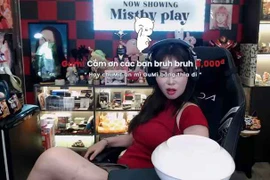 MisThy kéo váy lộ dấu vết trên da khiến fan xót xa