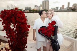 Trần Thanh Tâm được bạn trai doanh nhân cầu hôn trên du thuyền