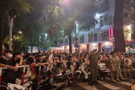 Biển người háo hức chờ xem diễu binh, diễu hành chào mừng Đại lễ 30/4 