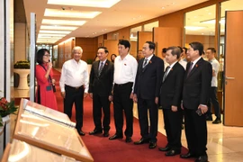 Chủ tịch nước và Chủ tịch Quốc hội tham quan triển lãm Nhật báo Quốc hội