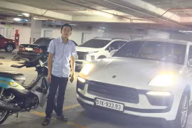 Bác sĩ bán xe sang Porsche Macan được 3 tỷ đồng giúp học trò vùng bão lũ