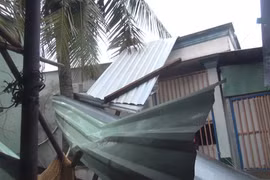 Giông lốc kinh hoàng, hàng loạt nhà dân ở TP HCM thiệt hại nặng nề