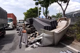 Hiện trường kinh hoàng sắt đâm nát cabin xe tải, hất tài xế xuống đường ​