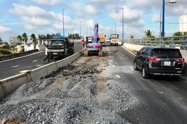 Vừa thông xe, cầu vượt Mỹ Thủy hơn 200 tỷ phải đóng làn vì… sụt lún