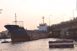 Tàu, sà lan liên tục va chạm cầu huyết mạch từ các tỉnh vào TPHCM