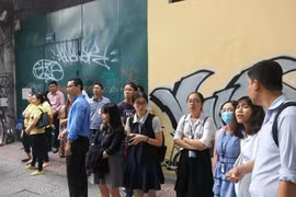 Trung tâm thương mại bậc nhất TP.HCM náo loạn vì một… người đàn ông