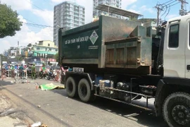 Rơi nước mắt tai nạn cụ bà bán vé số bị xe chở rác cán chết