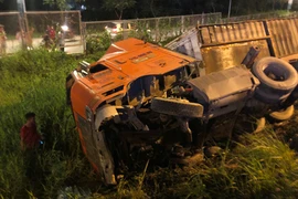 Tài xế kêu cứu thảm thiết trong xe container lật nhào trên cao tốc