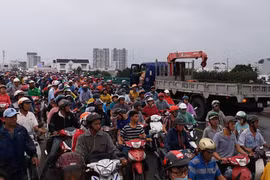 Ảnh: Kẹt xe nghiêm trọng ở TP HCM vì...người hiếu kỳ xem TNGT