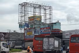 Người dân cửa ngõ TP HCM hồi hộp sống dưới “tử thần” biển quảng cáo