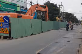 Lô cốt đường ống nước “án ngự” giữa đường, dân kêu trời vì kẹt xe, buôn bán ế ẩm 