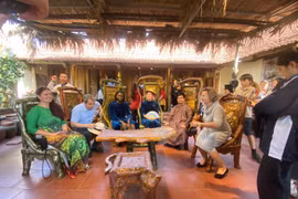 Bộ bàn ghề có hình dáng, màu kỳ lạ, giá bán gần tỷ đồng