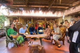 Bộ bàn ghề có hình dáng, màu kỳ lạ, giá bán gần tỷ đồng