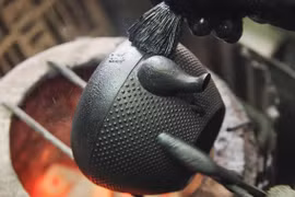 Chiếc ấm sắt nhưng chi tới chục triệu chưa chắc đã mua được