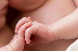 Bí mật tày đình của vợ sau vẻ ngoài khác nhau của hai con