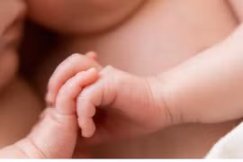 Bí mật tày đình của vợ sau vẻ ngoài khác nhau của hai con