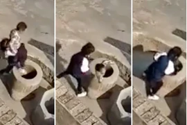 Bé gái bế bạn hàng xóm ném xuống giếng, lời giải thích ngã ngửa