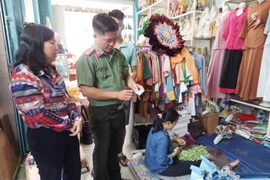 Kiểm tra các cơ sở bán hoa cuốn từ tiền thật