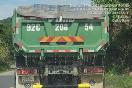 Cận cảnh đoàn xe chở cát ướt lưu thông trên quốc lộ 14B Quảng Nam