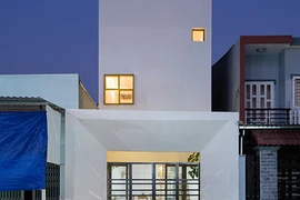 Căn nhà 3 tông màu trắng, xám bê tông, đen ở Sài Gòn