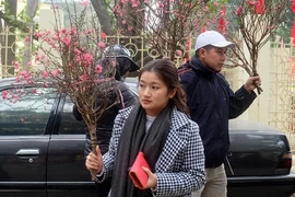 Người dân Hà Nội hối hả sắm lễ cúng rằm cuối cùng năm Đinh Dậu