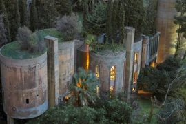 Giật mình biệt thự đẹp mê hồn trong nhà máy bỏ hoang xấu xí