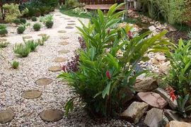 Sân vườn quyến rũ với sỏi và đá tự nhiên