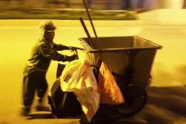 Cận cảnh công việc của những người giữ sạch Thủ đô khi cả nước vẫn đang cách ly