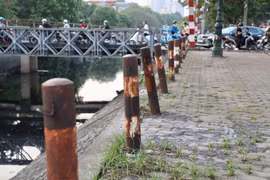 Lan can bảo vệ nhiều con sông tại Hà Nội xuống cấp nghiêm trọng