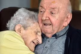 Xúc động nhìn mẹ già 98 tuổi chăm sóc con trai 80