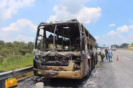 Xe khách cháy ngùn ngụt trên cao tốc Trung Lương