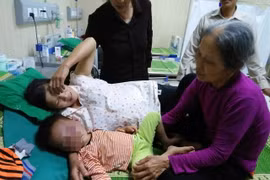 Bé trai bị bạo hành ở Nghệ An: Phận hẩm hiu của 2 mẹ con 