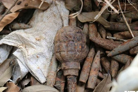 Di chuyển 6 tấn đầu đạn khỏi vườn nhà dân ở Hưng Yên